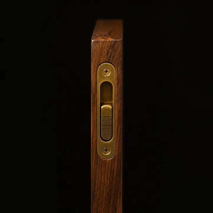 Flush bolt